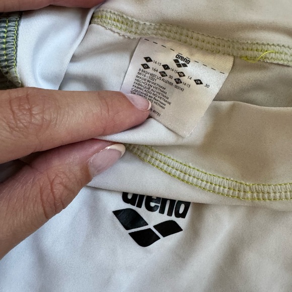 🌊 Arena Boys’ Long Sleeve Rash Guard Swim Shirt – White with Graphic Sleeves - Picture 5 of 5